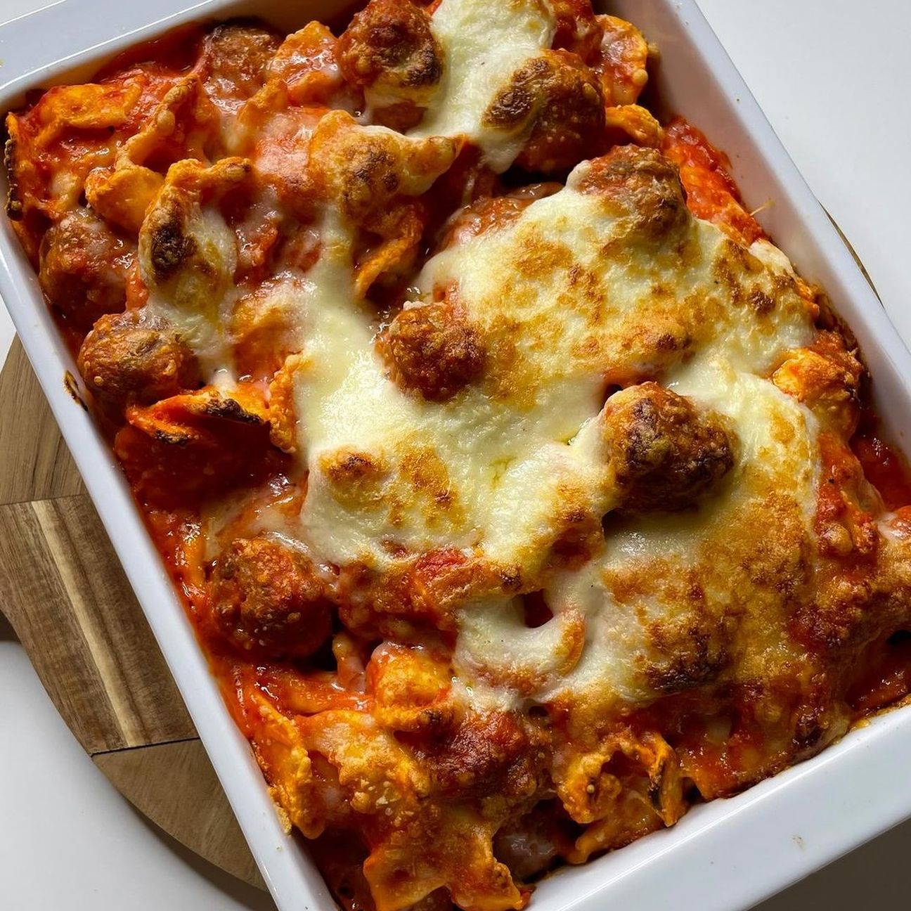 Pasta al forno con sugo di polpettine, besciamella e galbanino
