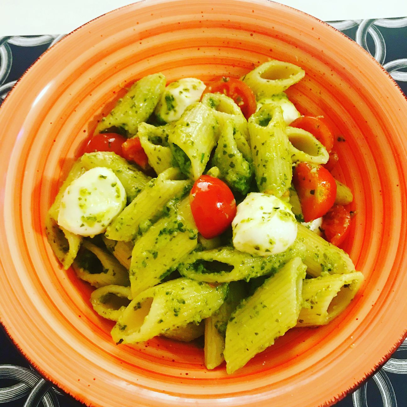 Pennoni al pesto di basilico con bocconcini di bufala e datterino rosso