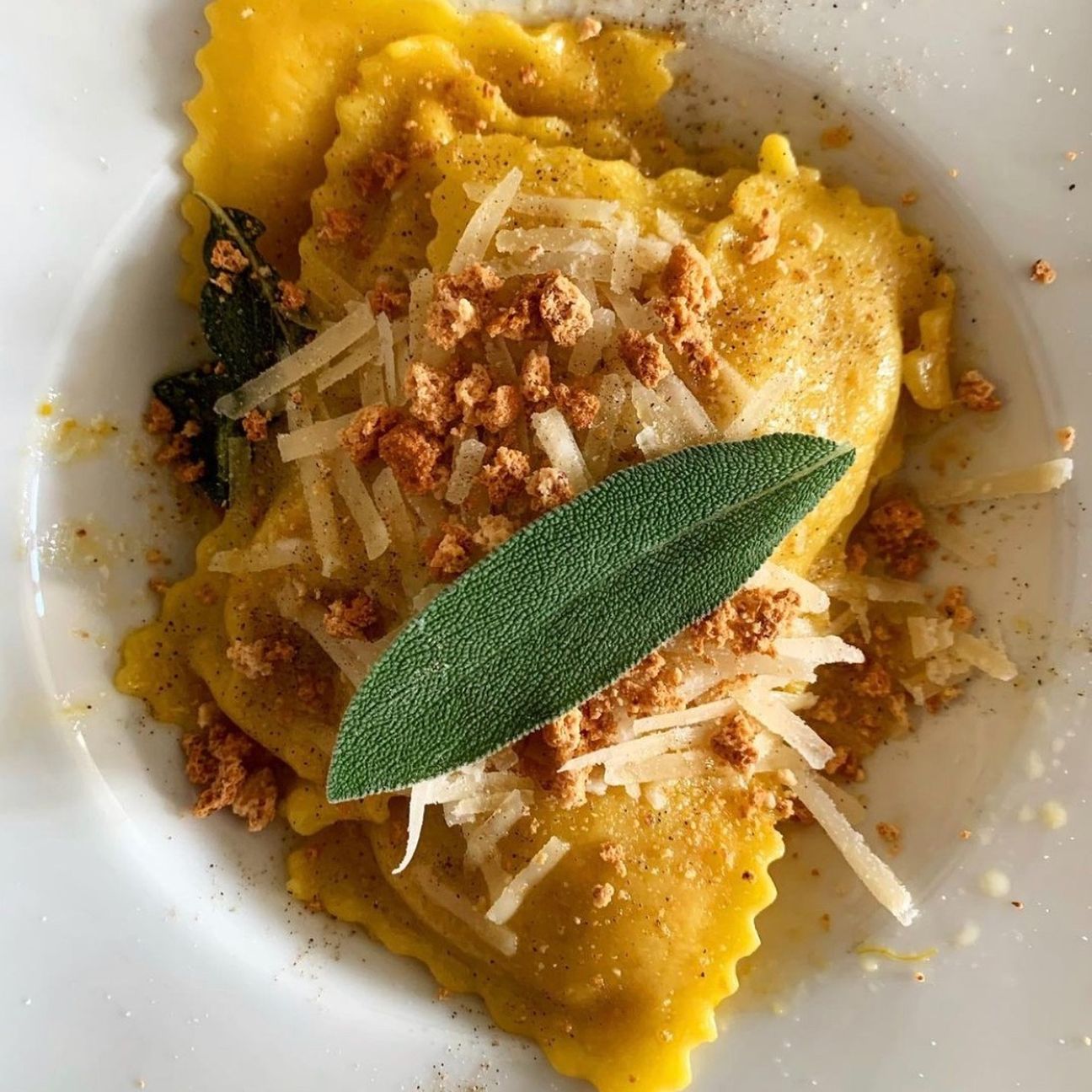 Ravioli ripieni di zucca con burro, salvia e amaretto