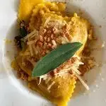 Ricetta Ravioli ripieni di zucca con burro, salvia e amaretto