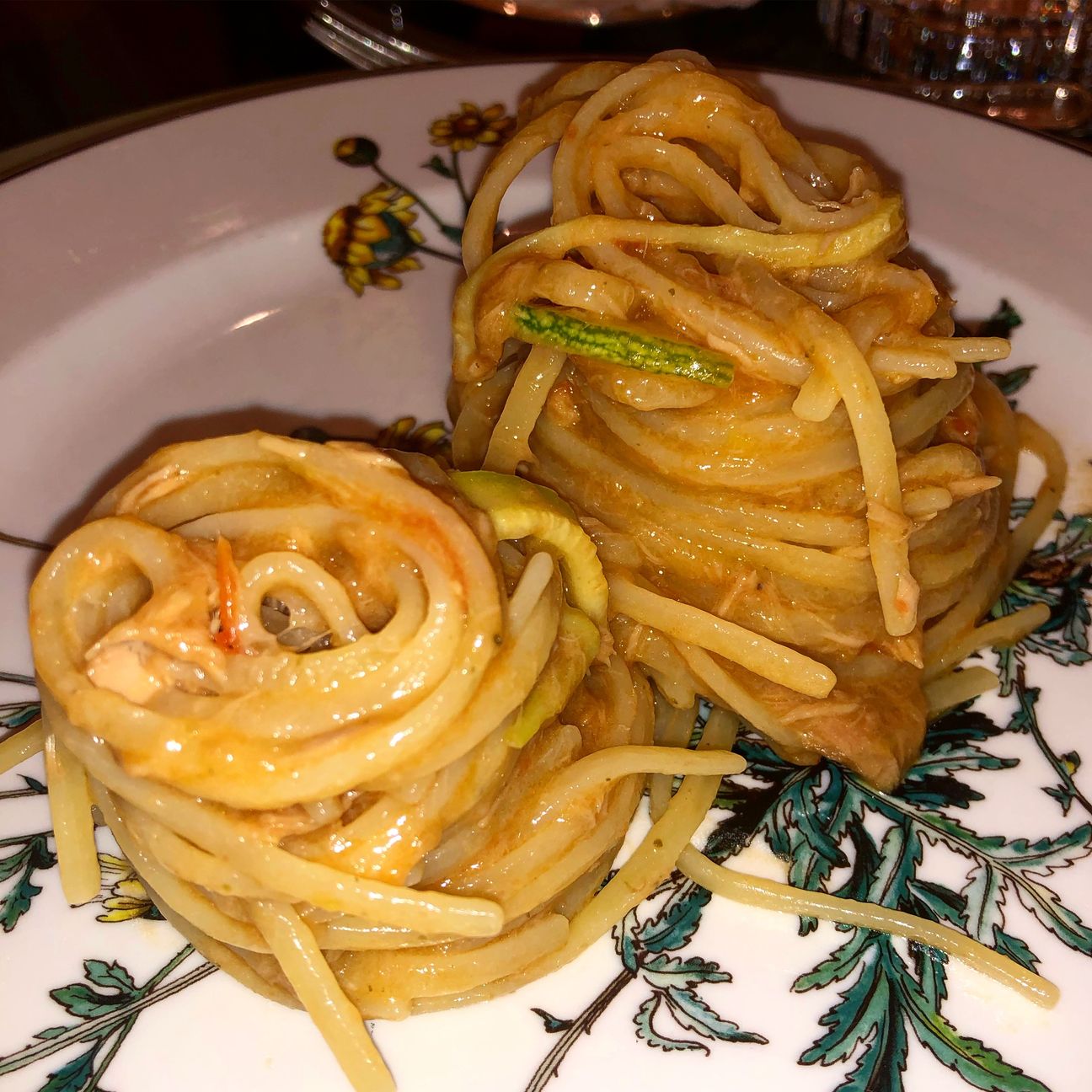 Spaghetti con tonno, alici, zucchine e pomodorini
