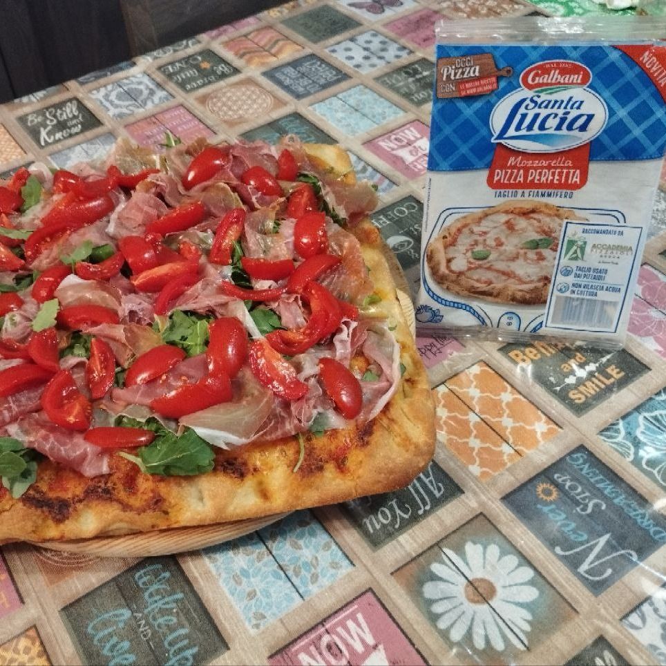 Pizza con rucola, prosciutto crudo e pomodoro