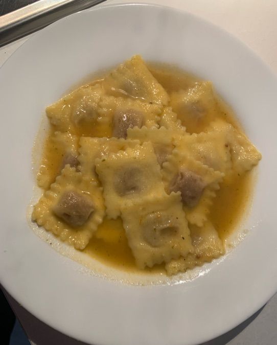 Ravioli al brasato al brodo vegetale