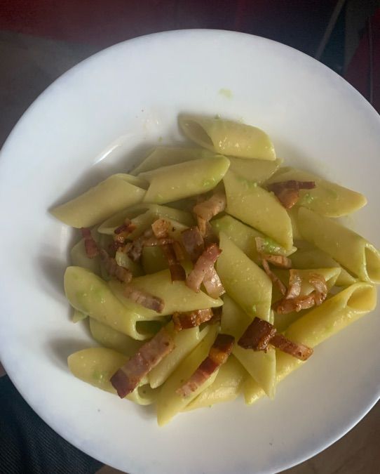 Penne a candela con pancetta su crema di piselli