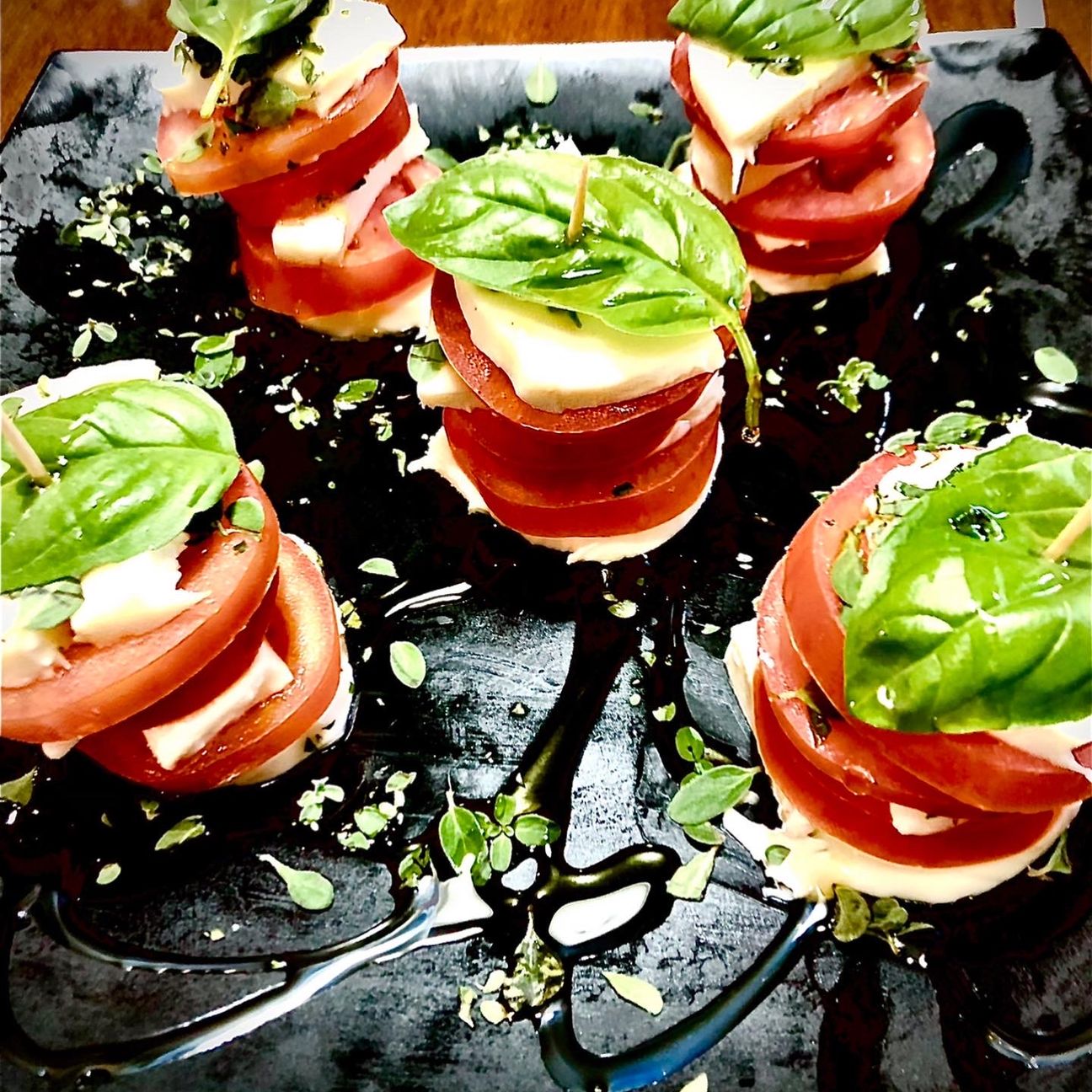Stasera iniziamo semplicemente. Caprese con origano fresco e basilico d ‘orto