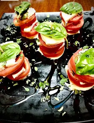 Ricetta Stasera iniziamo semplicemente. Caprese con origano fresco e basilico d ‘orto di loatoenrico