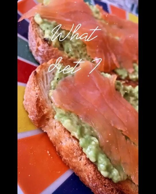 Pane casereccio con crema di avocado e salmone affumicato