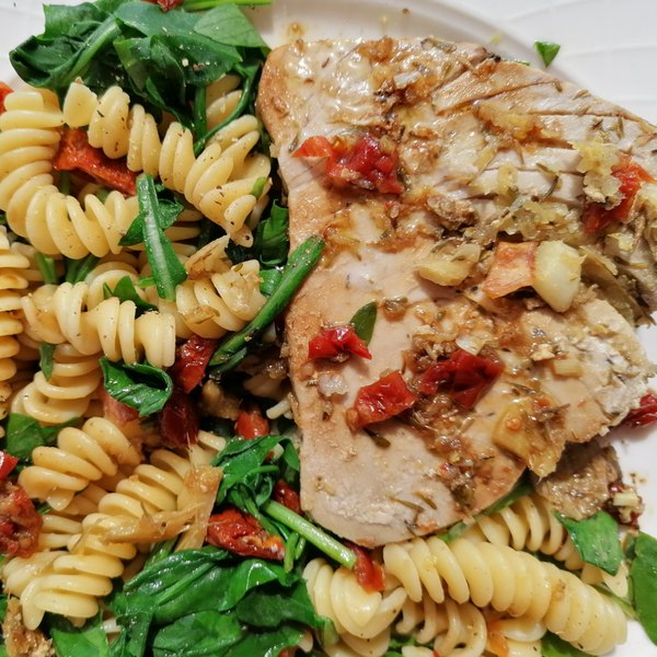 Fusilli Con Tonno rosso all'Orientale, pomodori secchi e rucola