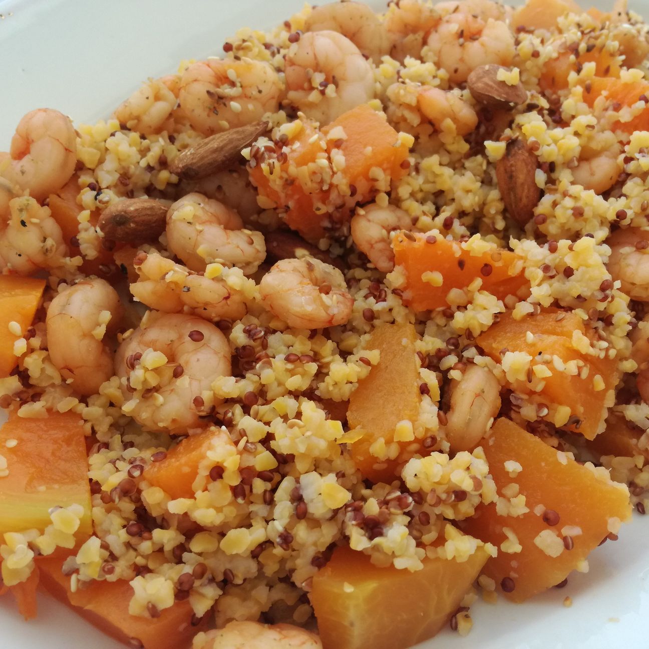 Mix di mais e quinoa con zucca, gamberi scottati al timo, semi di sesamo e mandorle
