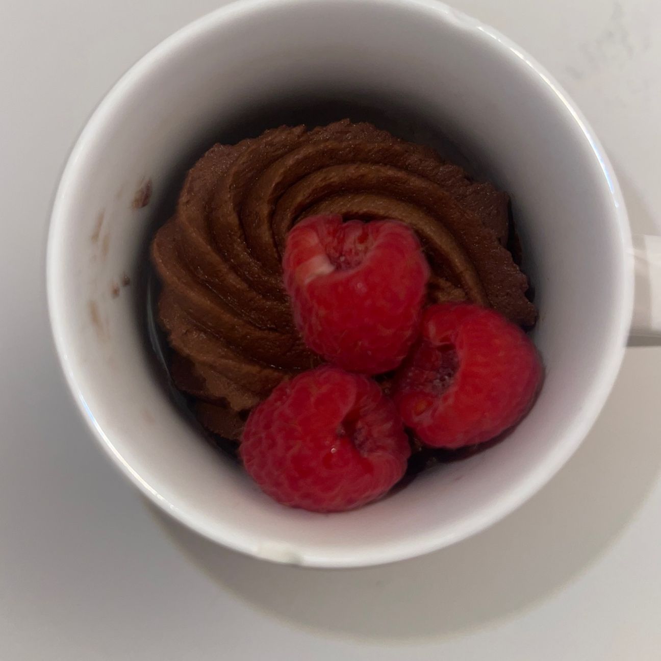 Mousse al cioccolato con lamponi