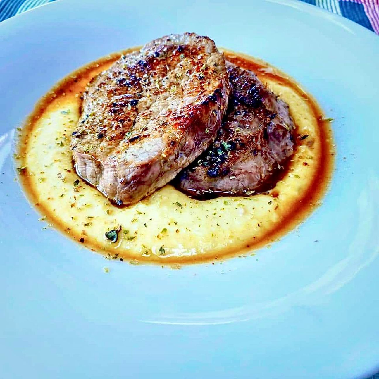 Filetto di vitello su purea a base di yogurt alla senape