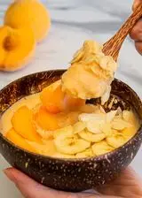 Ricetta Smoothie bowl con  yogurt vegetale alle mandorle, percoche e banane