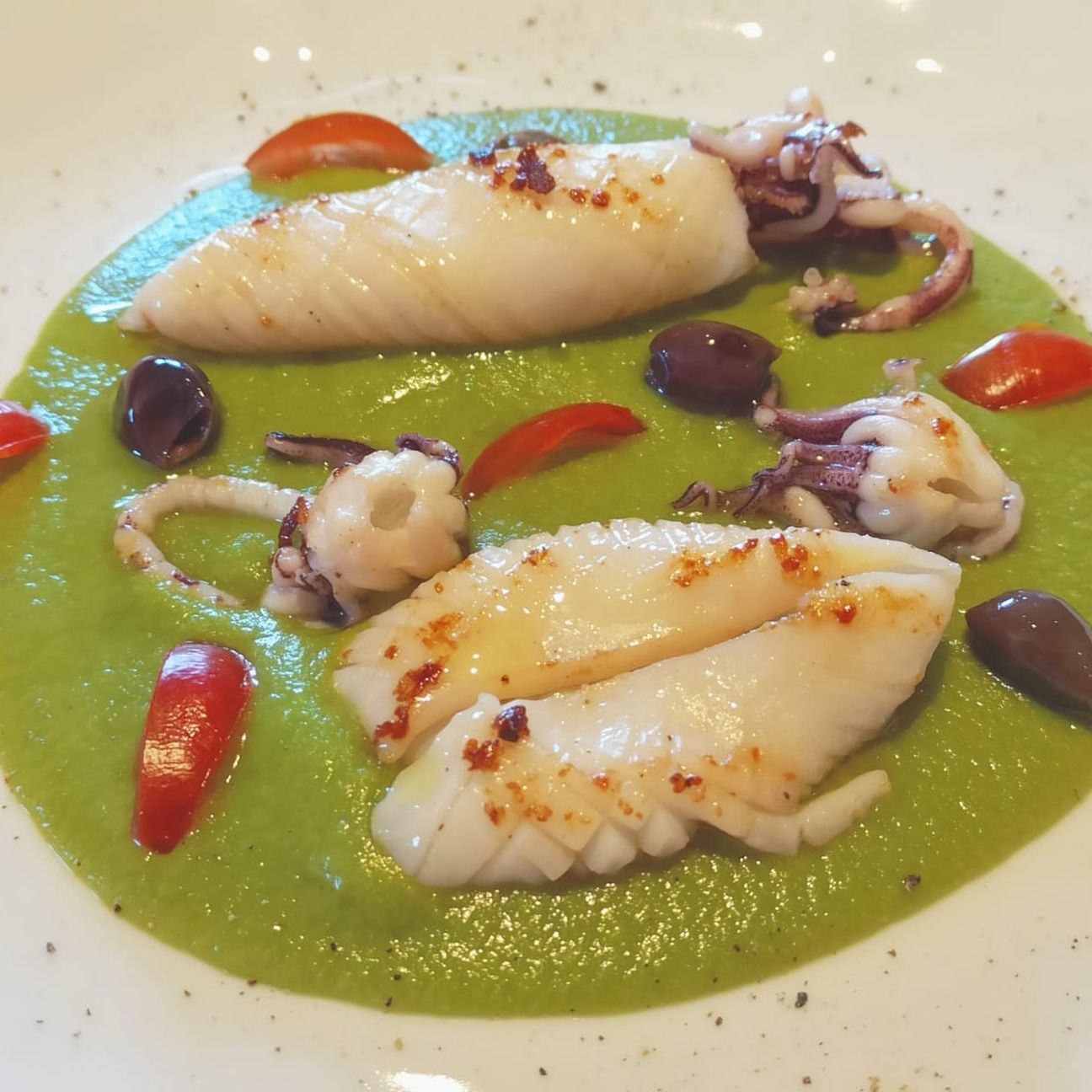 Calamari su crema di piselli