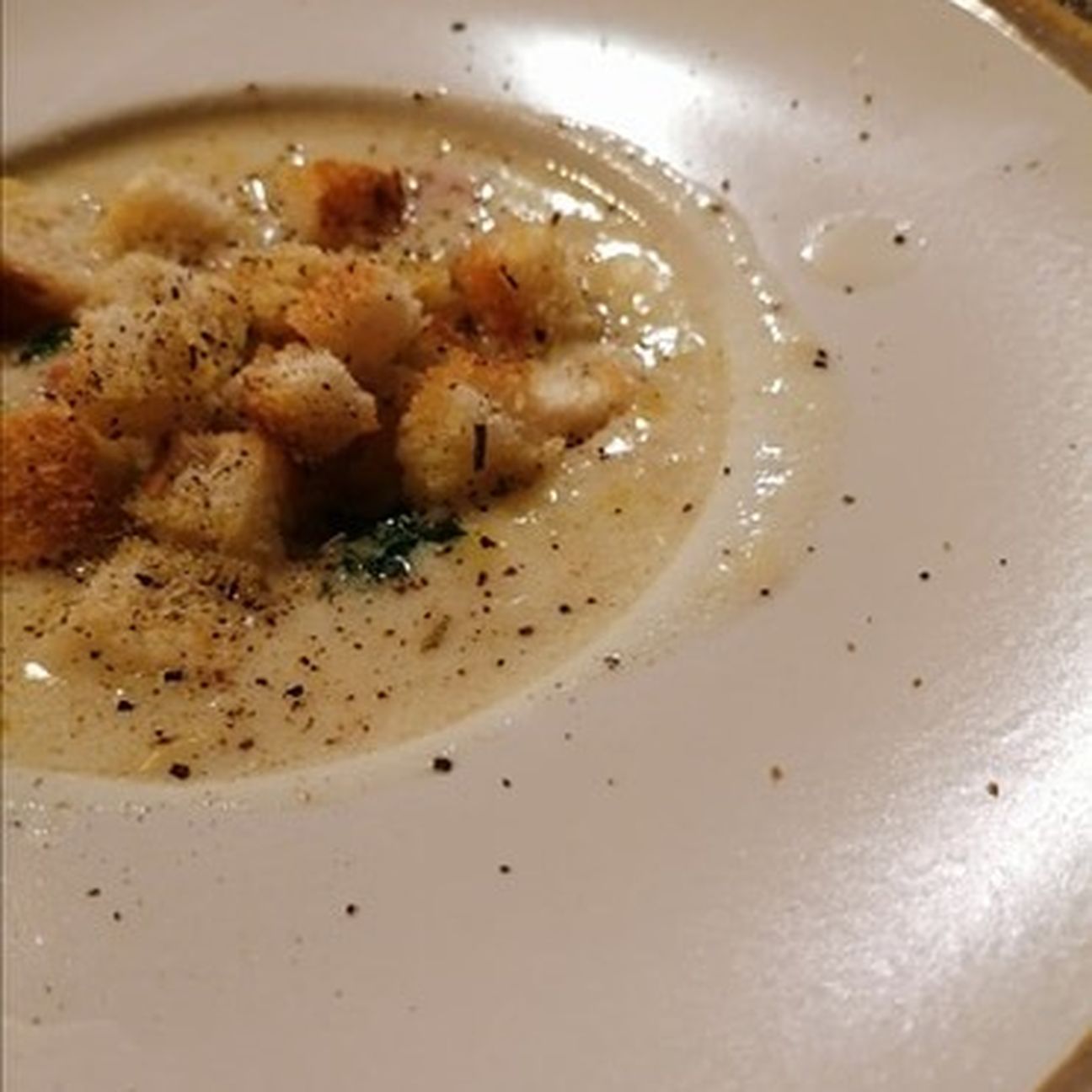 Vellutata di porri e cipolle con crostini di pane