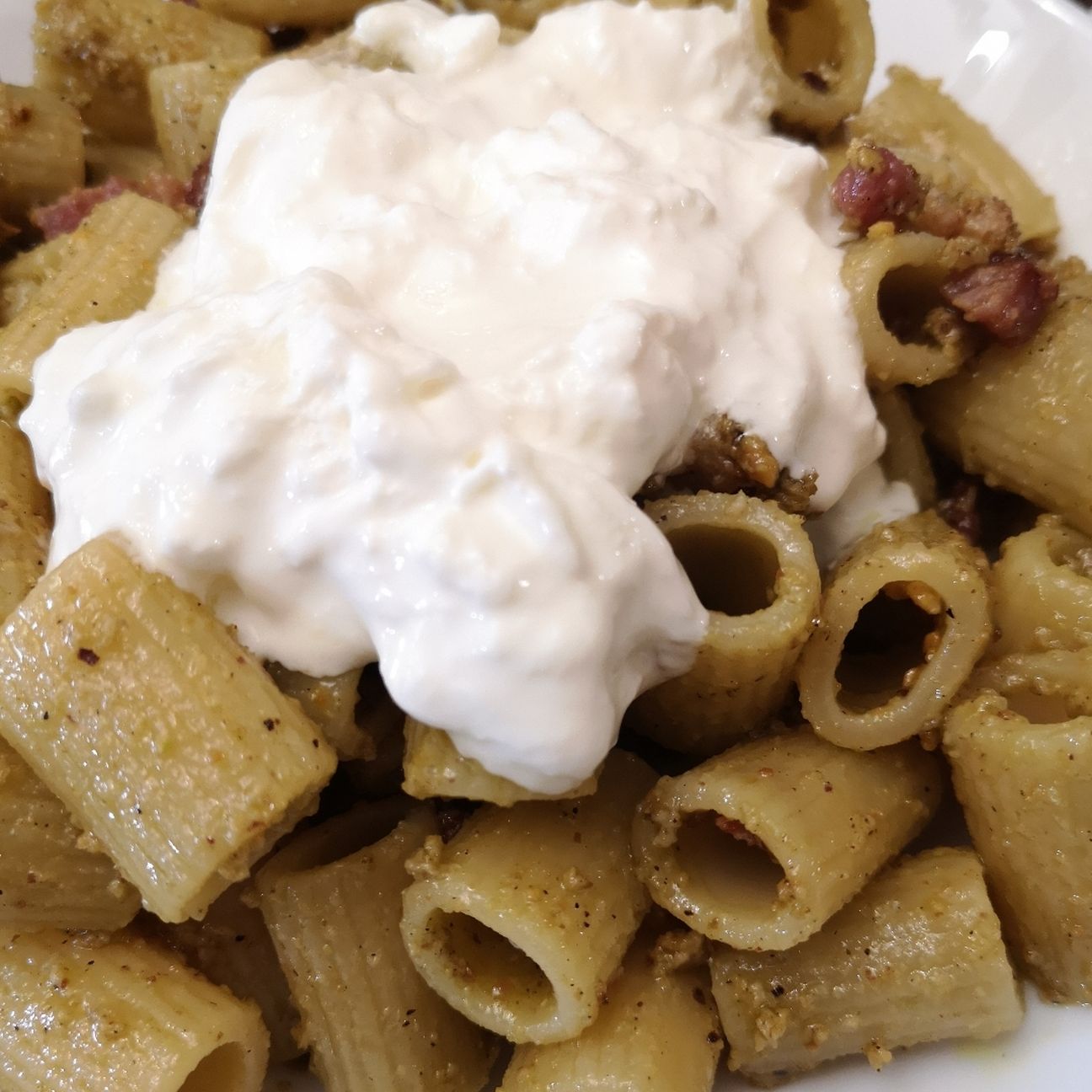 Pasta pesto di pistacchio, pancetta e stracciatella