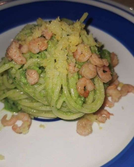 Spaghetti con pesto di piselli, gamberetti e limone