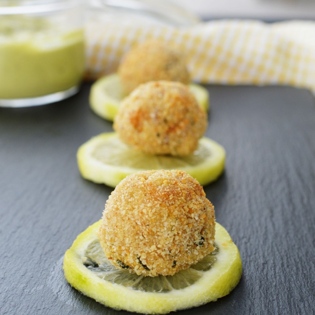 Polpette tonno e limone con maionese all'avocado