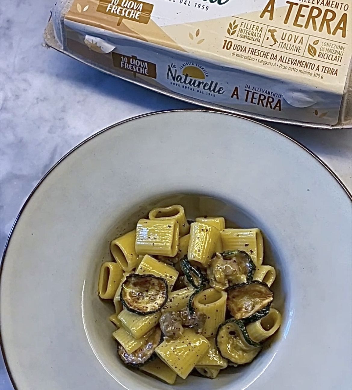 Carbonara con zucchine fritte e salsiccia