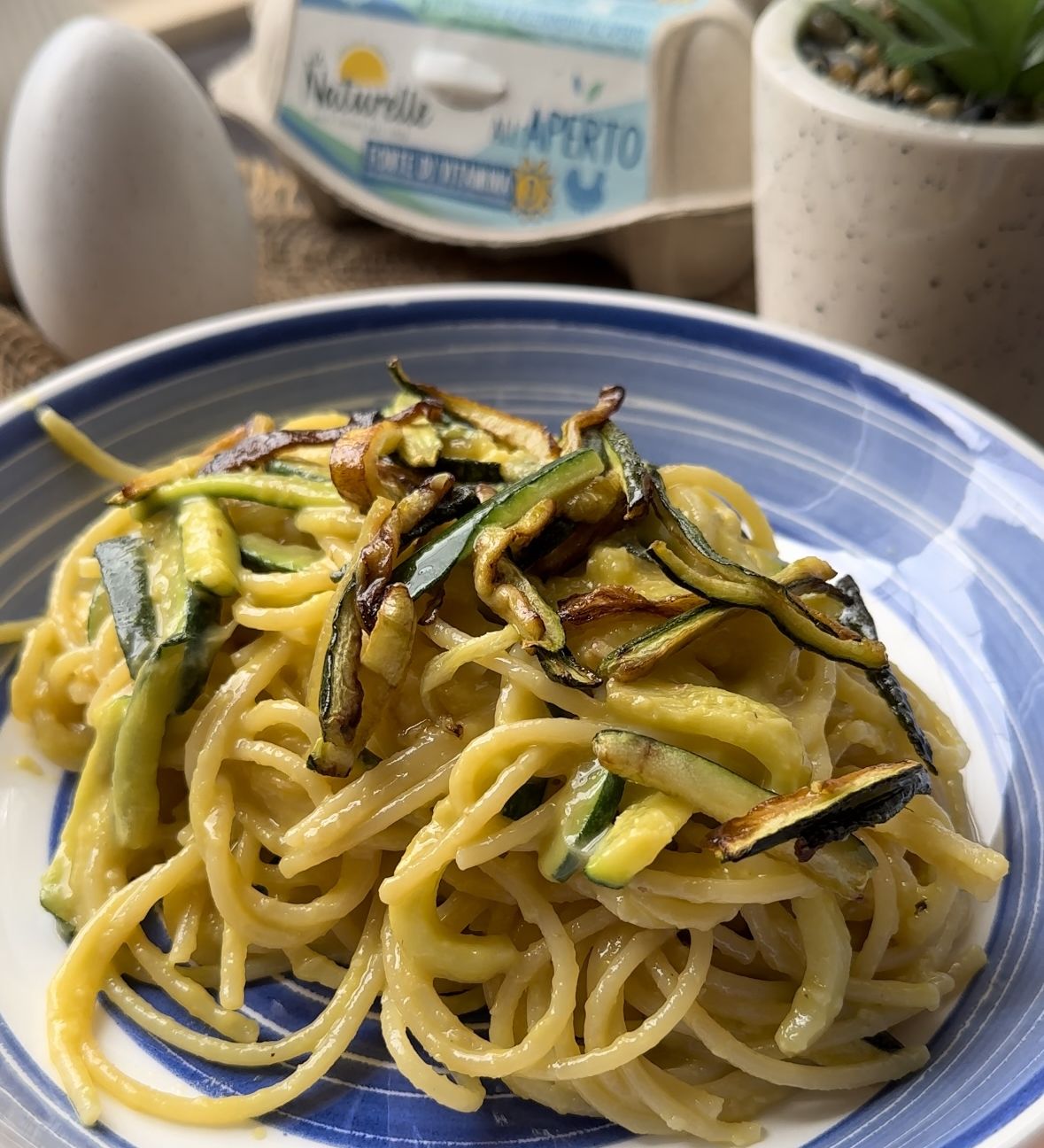 Carbonara vegetariana con zucchine croccanti