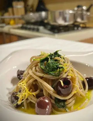 Ricetta SPAGHETTO CO’ FINUCCHIEDDU RIZZU I ALIVI - SPAGHETTI FINOCCHIETTO RIZZO (Selvatico) & OLIVE 🌾🫒🌶️🧄 di dorayakim00nd