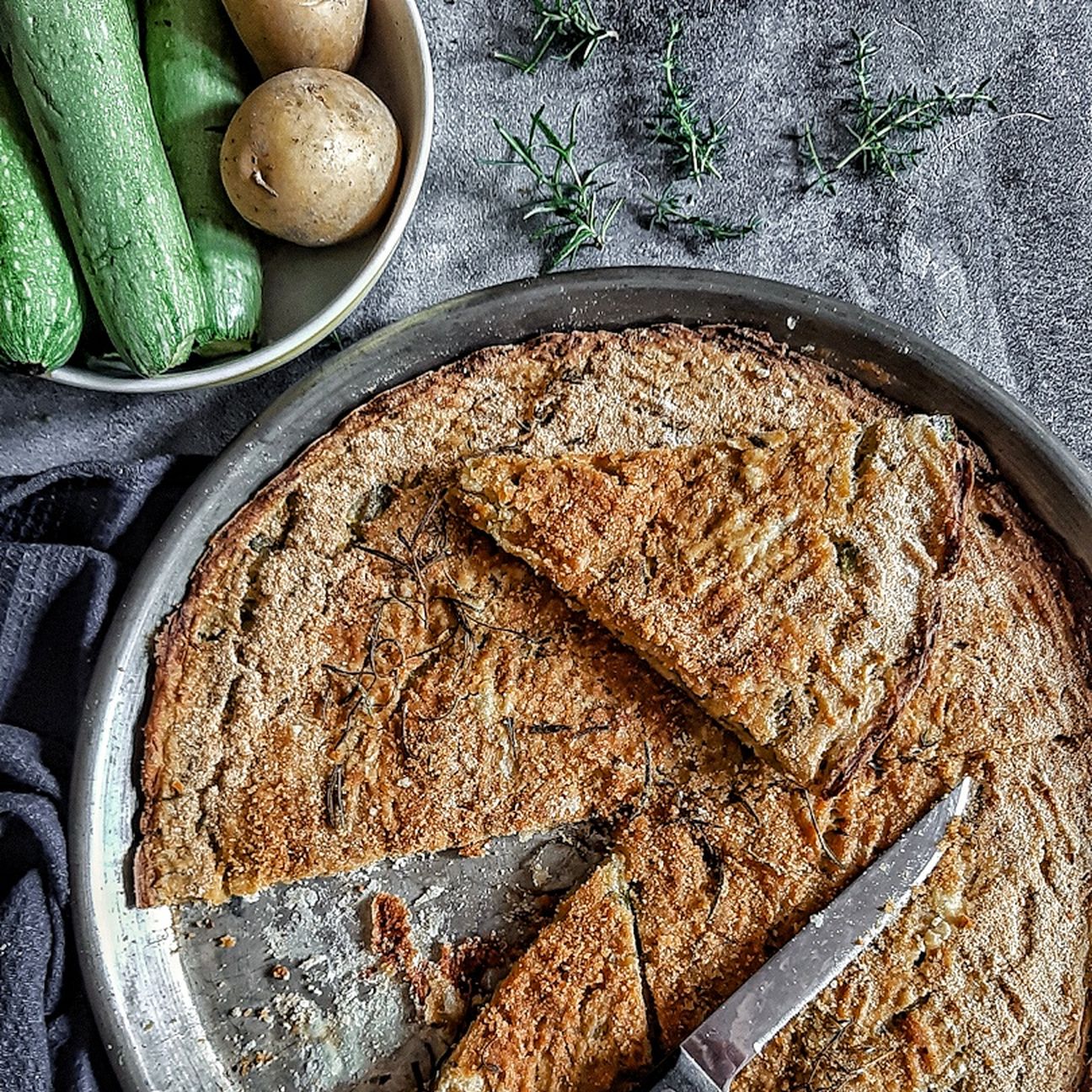 Schiacciata di zucchine e patate al timo