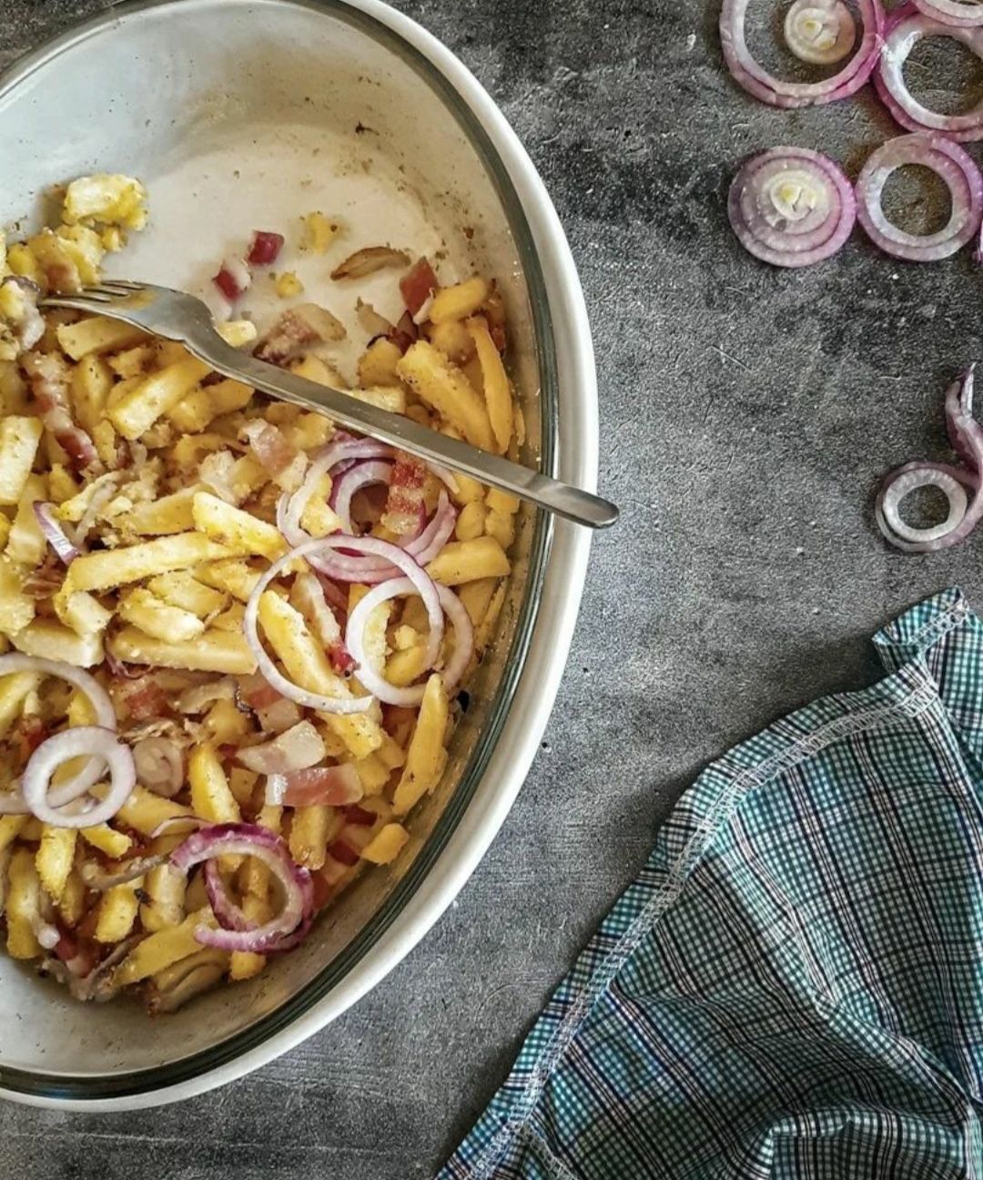 Patate al forno con pancetta e cipolla