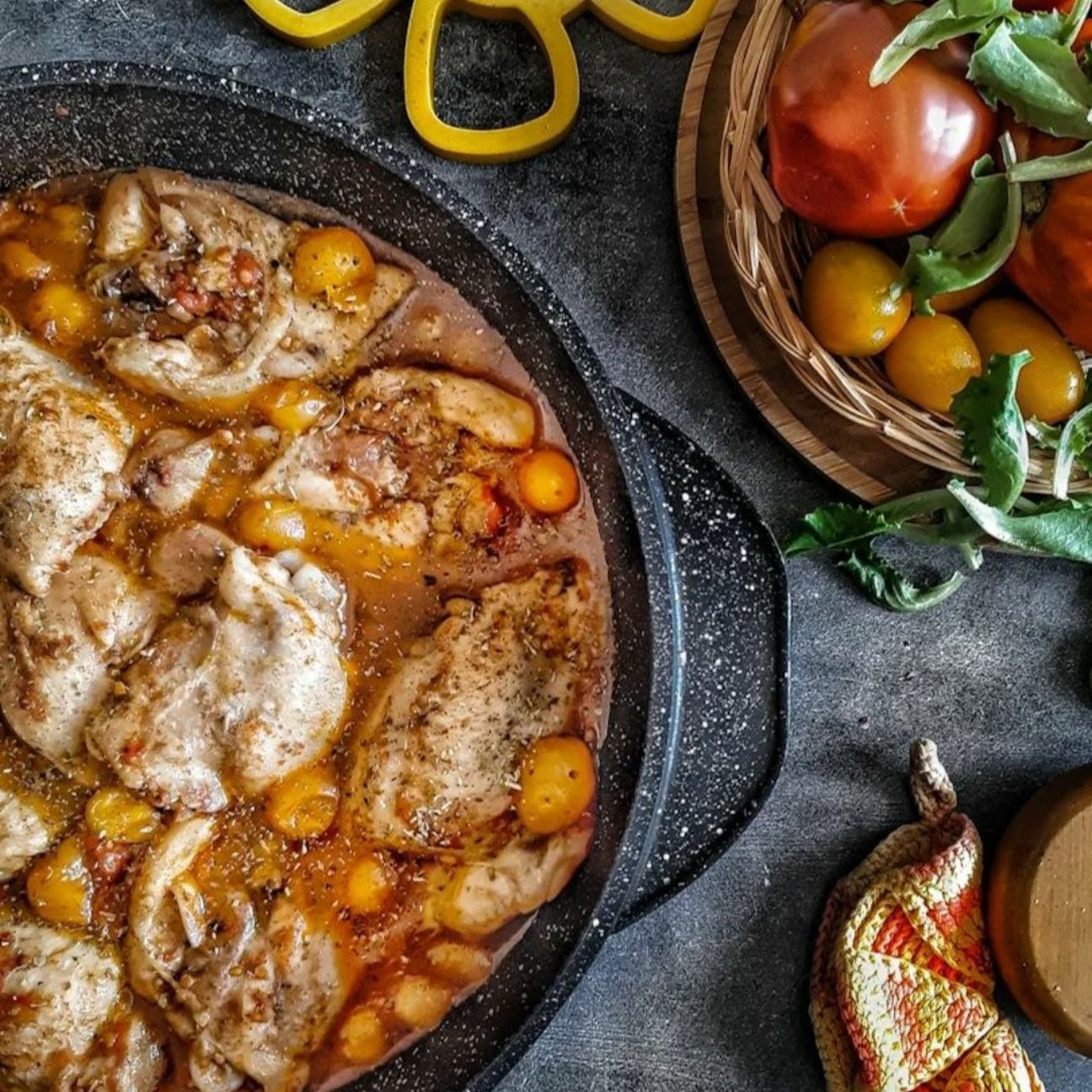 Pollo con pomodorini e paté di olive