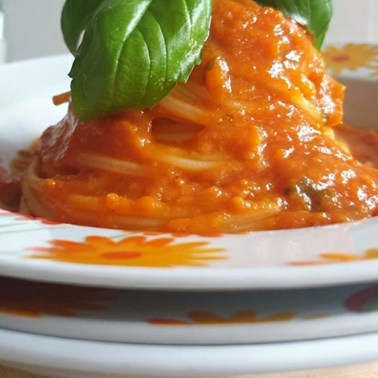 Spaghetti con salsa di pomodorini al basilico