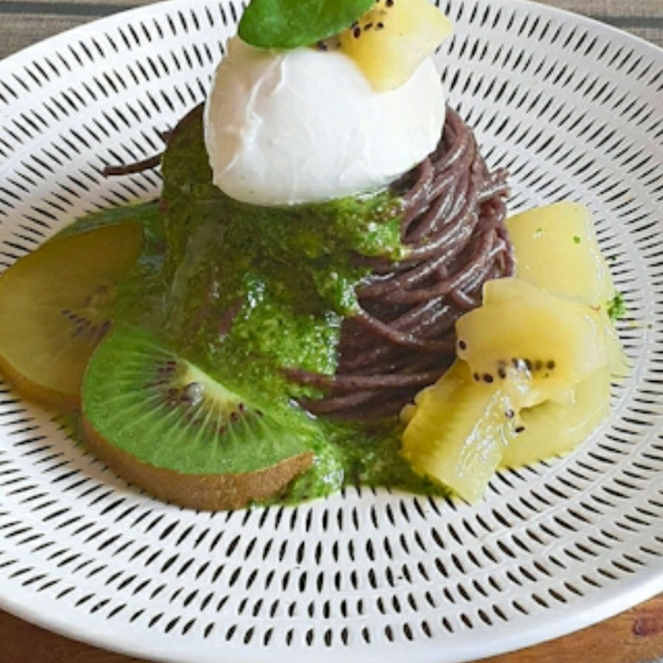 Spaghetti Venere con kiwi e bufala