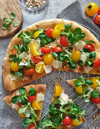 Ricetta Pizza con insalata di pomodorini e grana di Bina