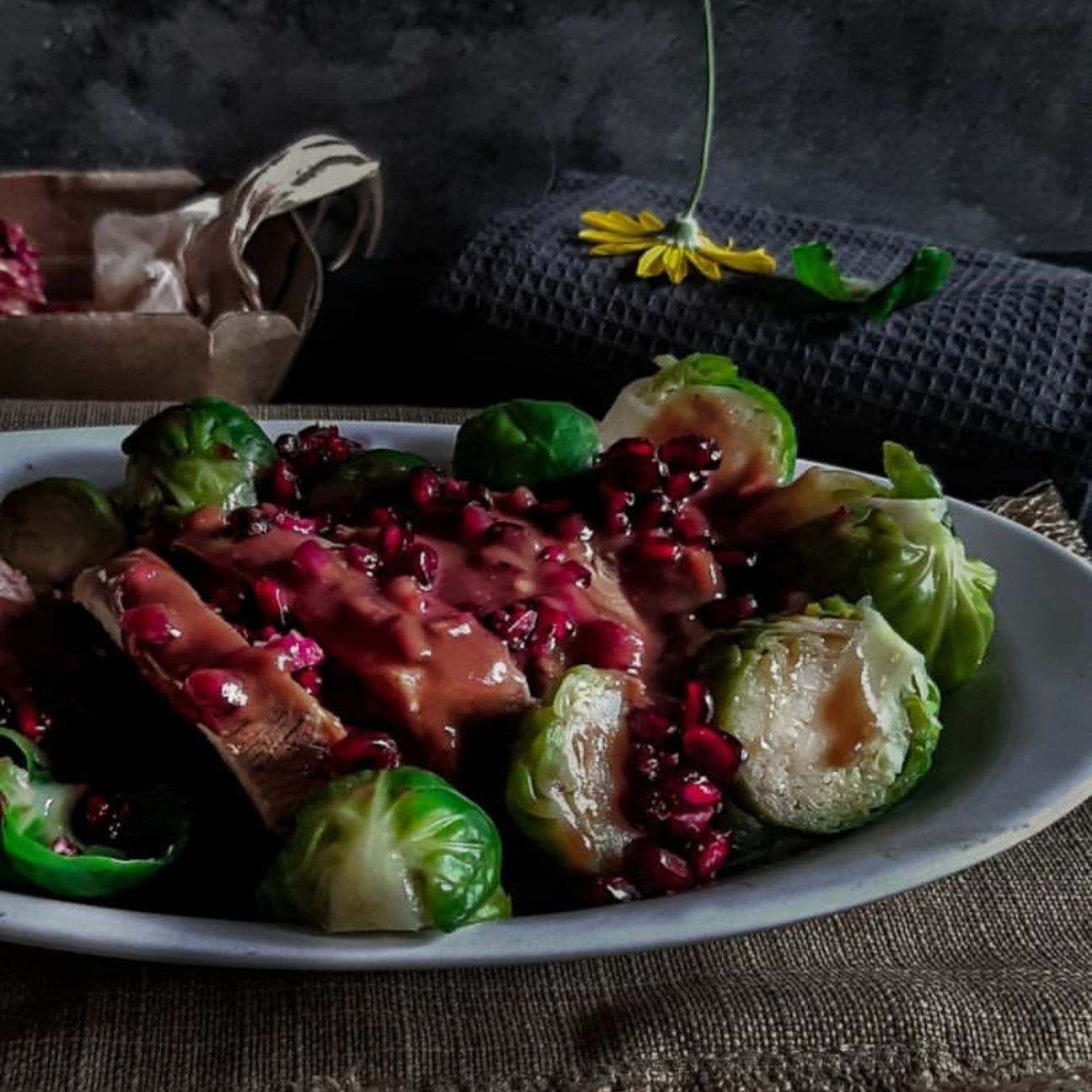Tagliata di pollo di Natale con melagrana e cavolini di Bruxelles
