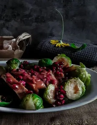 Ricetta Tagliata di pollo di Natale con melagrana e cavolini di Bruxelles di Bina