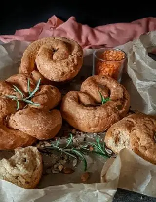 Ricetta Panini twist di farina di lenticchie rosse e semi misti di Bina