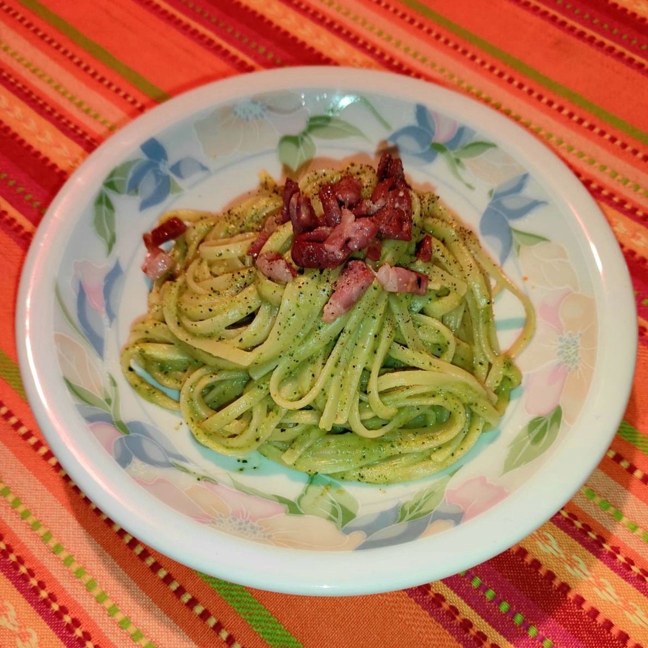 Spaghetti con pesto di zucchine e pancetta croccante