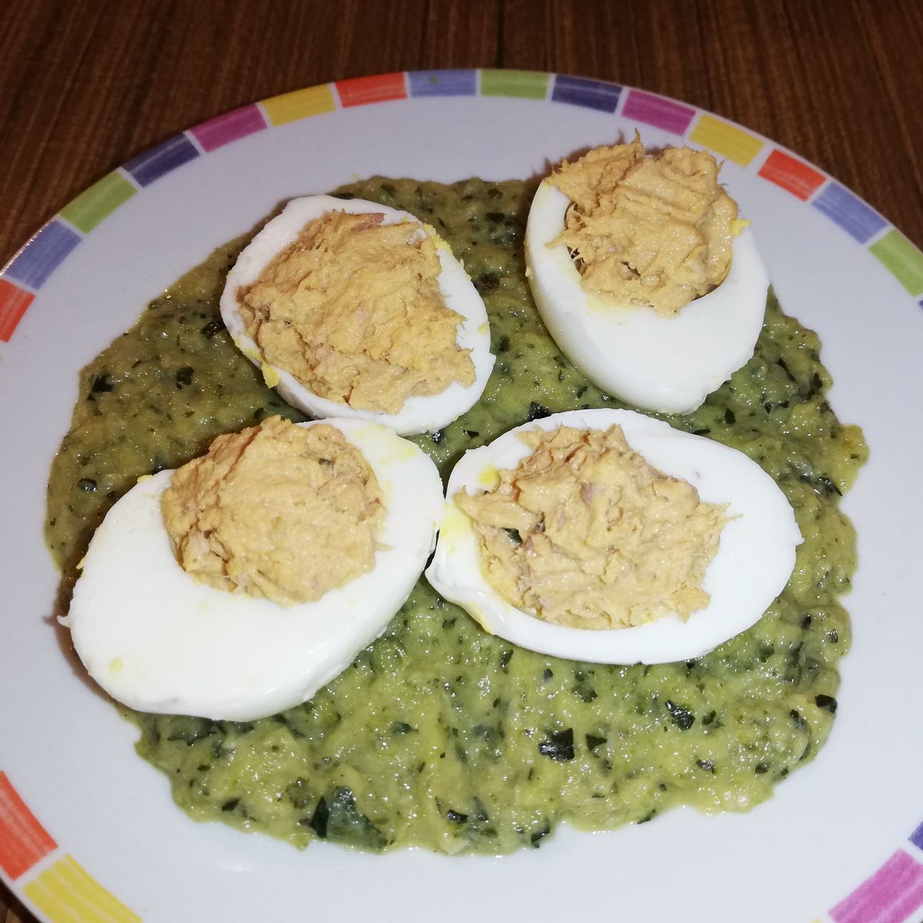 Uova ripiene su un letto di crema di zucchine