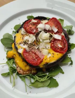 Ricetta Funghi Portobello, uova con pomodorini e porri di tiziana.bianco