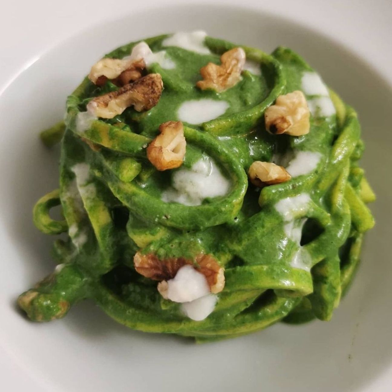 Scialatielli con crema di spinaci, parmigiano e noci.