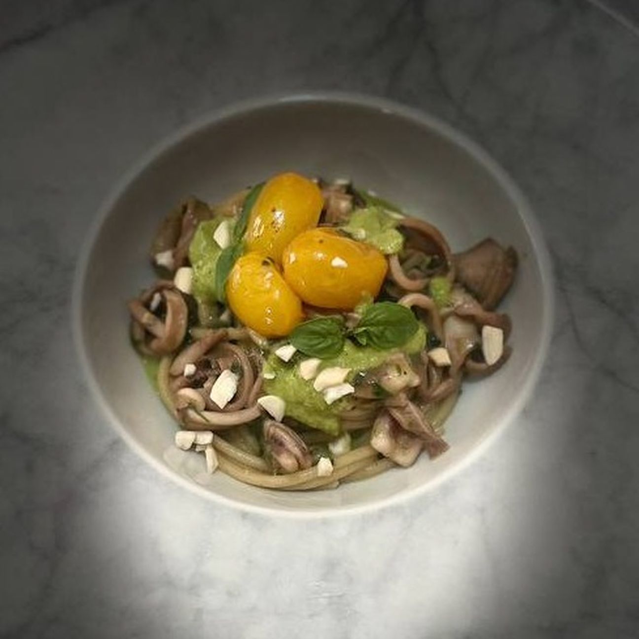 Spaghetto con totani crema di asparagi , dattero giallo e granella di mandorle