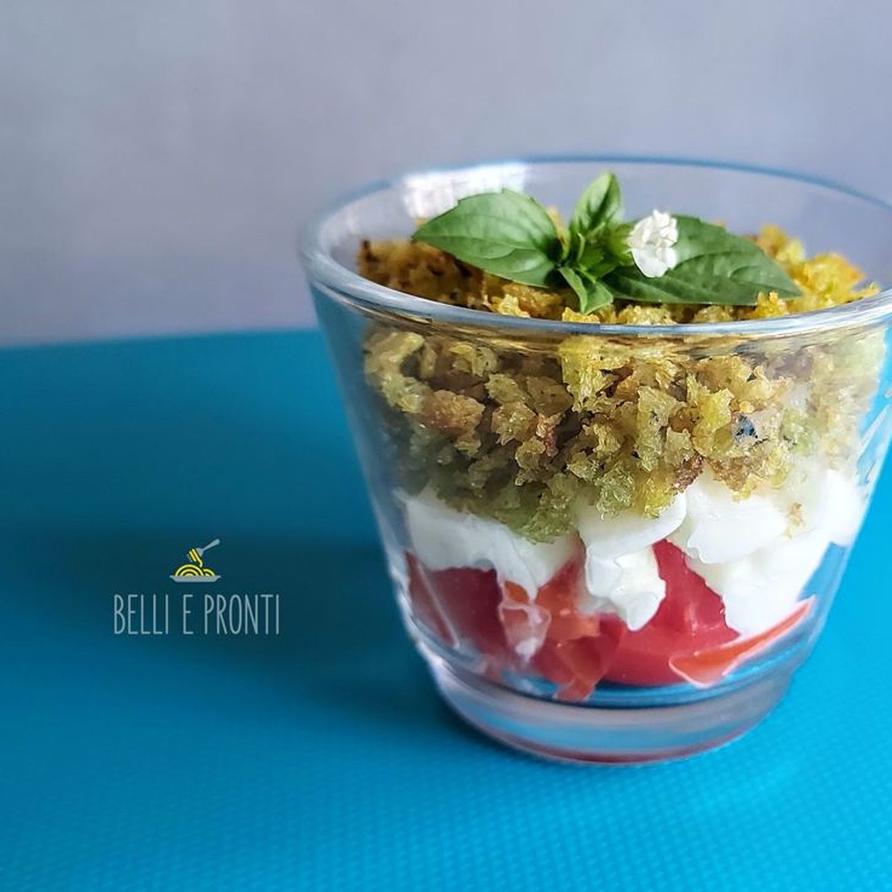 Insalata caprese mignon con crumble al basilico