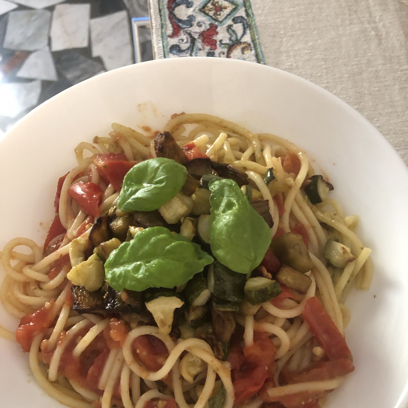 Spaghetti con pesto ,pomodori , melanzane e zucchini