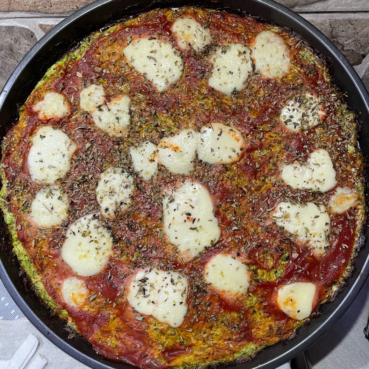 Pizza di zucchine con pomodoro e mozzarella 😋
