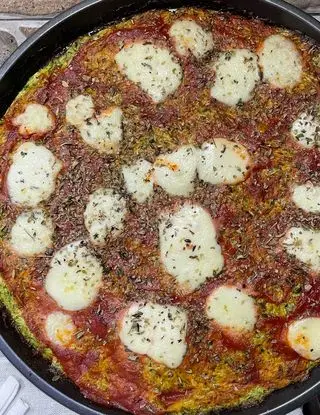 Ricetta Pizza di  zucchine con pomodoro e mozzarella 😋 di CookingMary