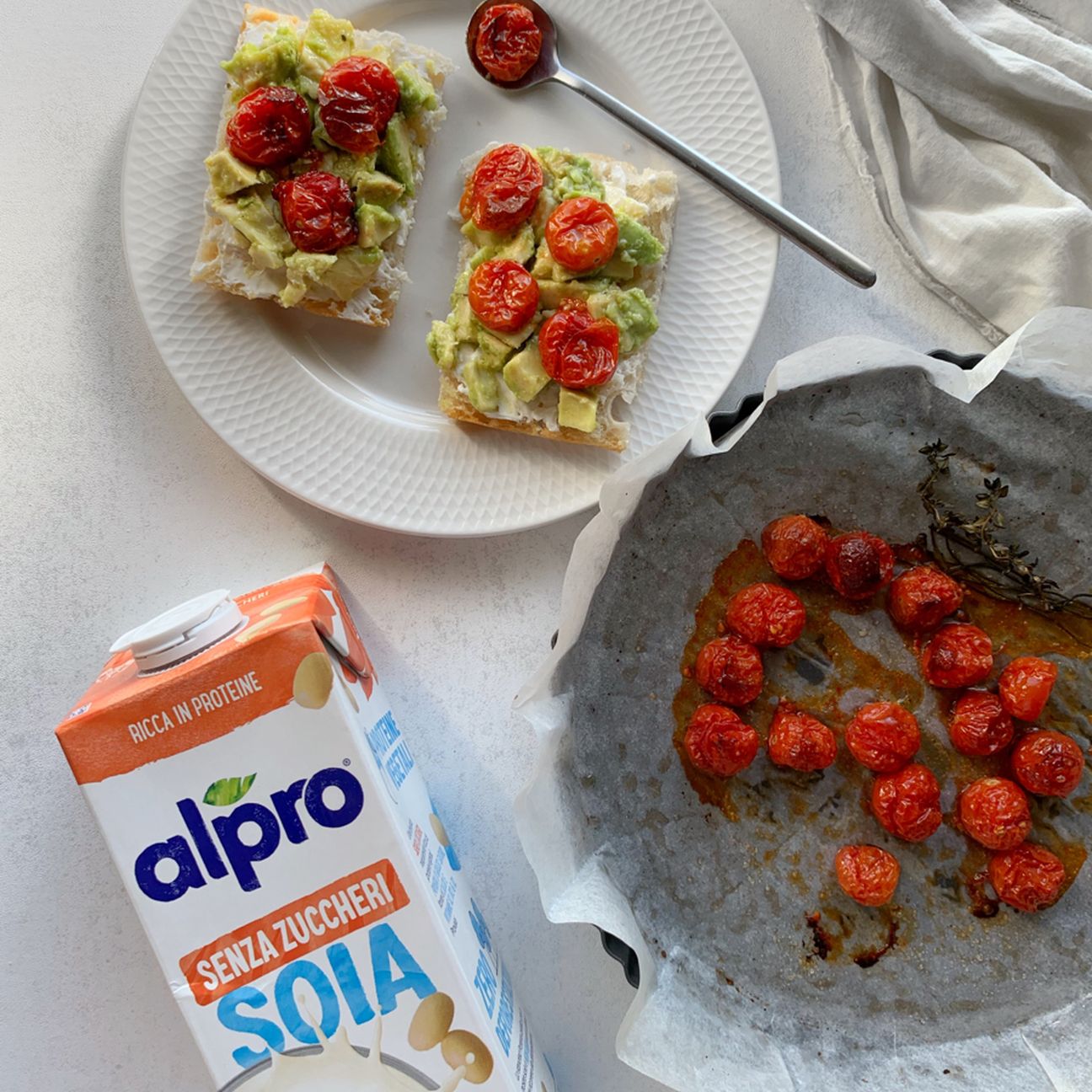 Focaccia avocado e pomodori
