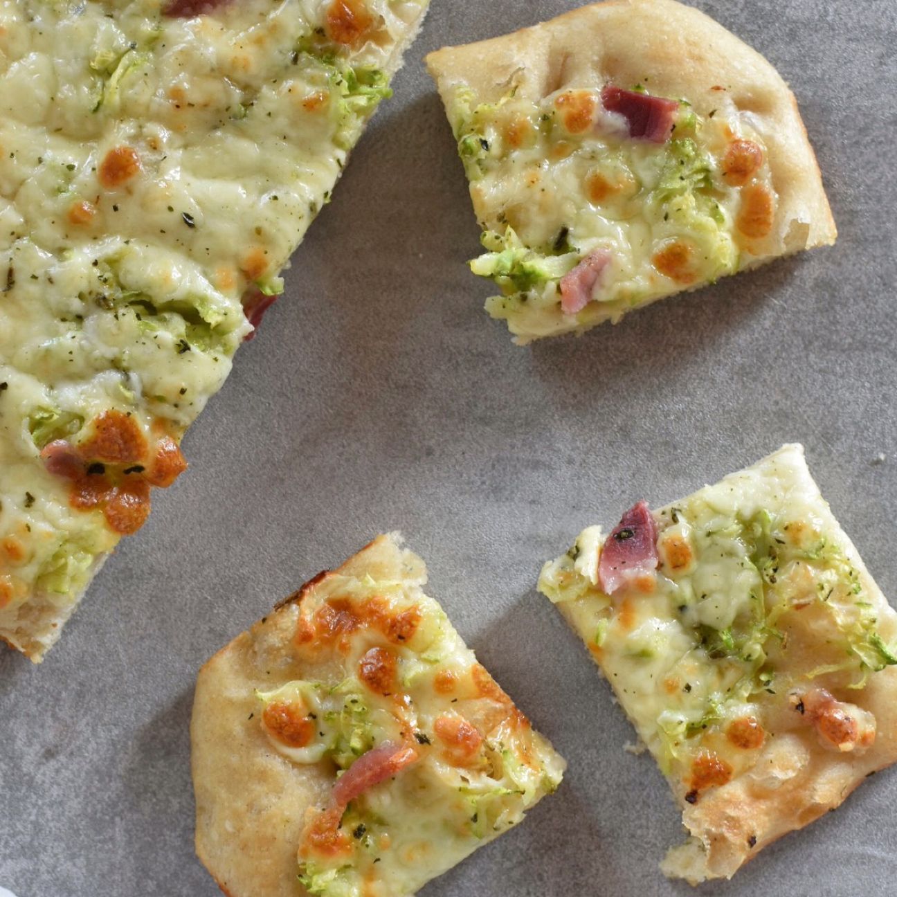 Pizza zucchine, pancetta e mozzarella senza lattosio
