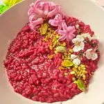 Ricetta Risotto alla barbabietola con granella di pistacchi e fiori di albicocco