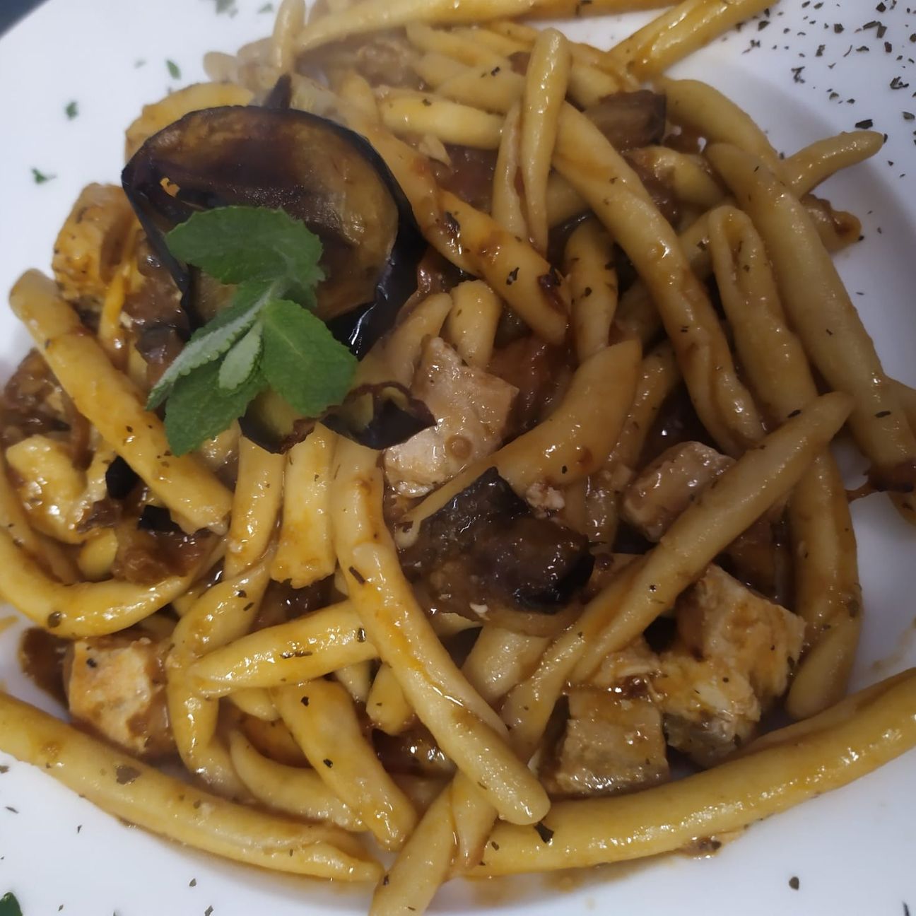 Casareccia melanzane fritte, pesce spada e mentuccia