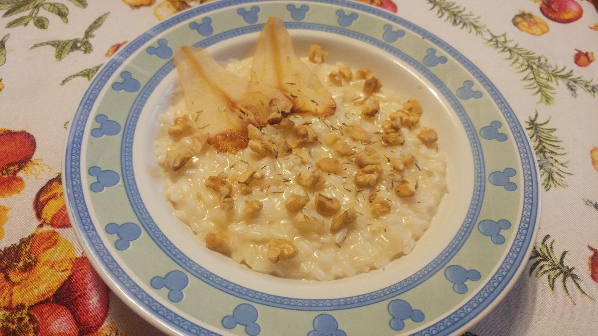 Risotto alle pere e taleggio con noci e chips di pere