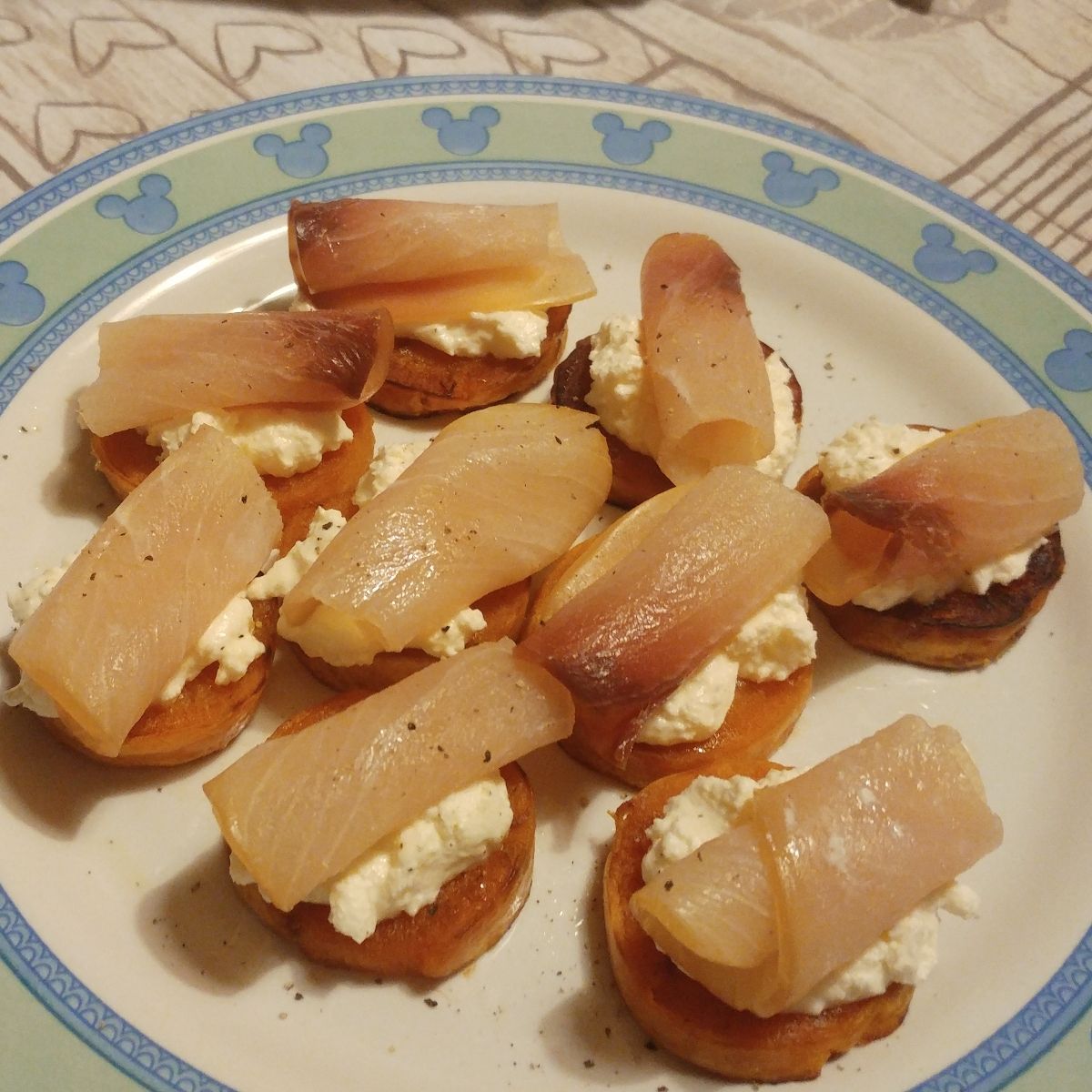 "Crostini" di patate dolci con spada affumicato e robiola