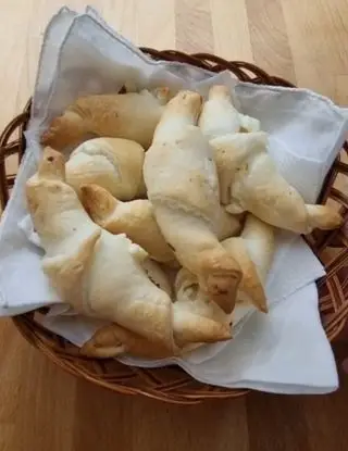 Ricetta CORNETTI AL SALMONE IN PASTA SFOGLIA di SPIZZICHIAMO