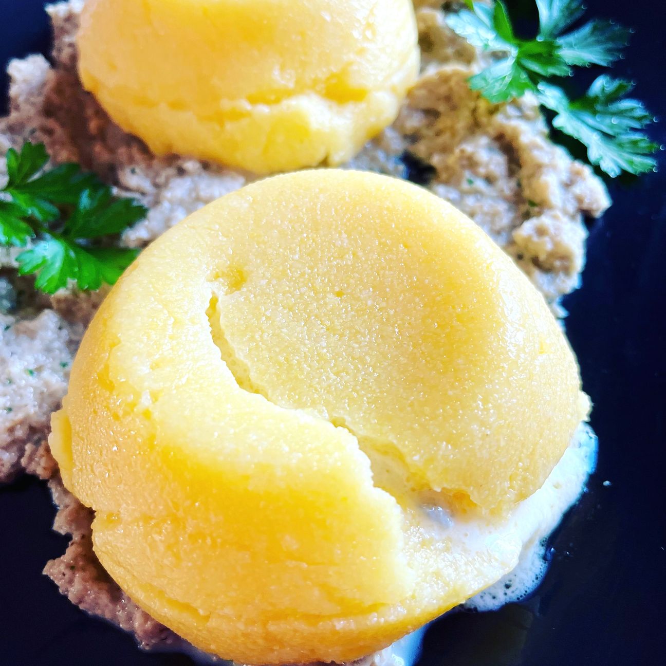 Tortino di polenta dal cuore morbido di formaggio con crema di funghi